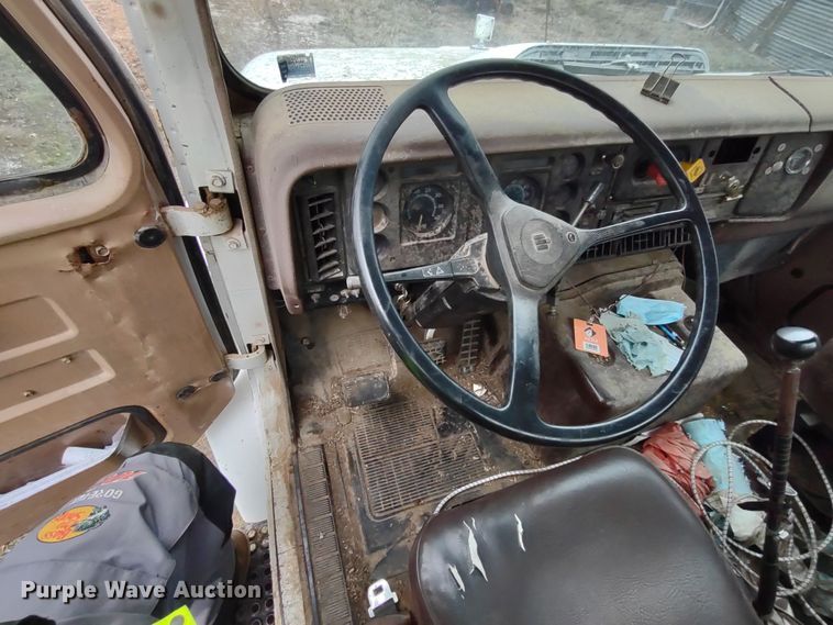 image for item MD9298 1984 International S2375  semi truck