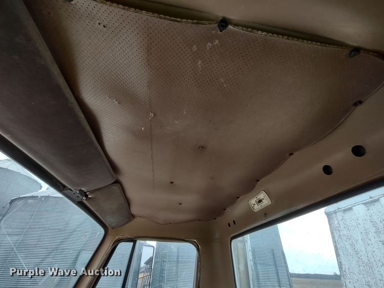 image for item MD9298 1984 International S2375  semi truck