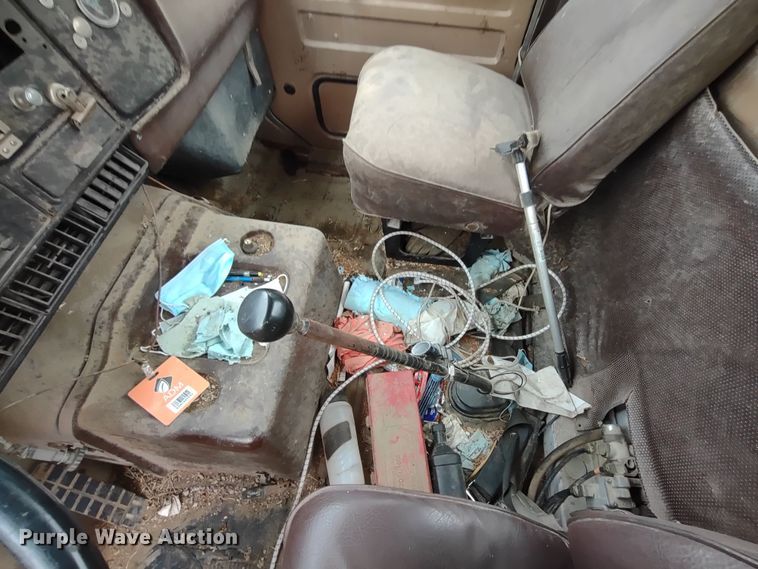 image for item MD9298 1984 International S2375  semi truck