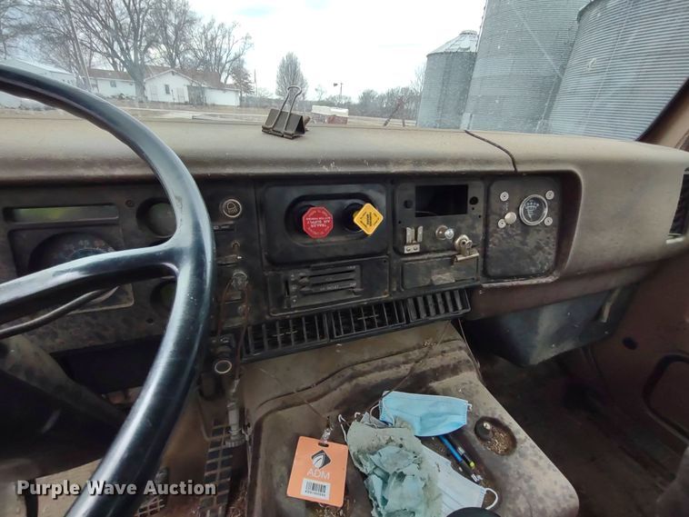 image for item MD9298 1984 International S2375  semi truck