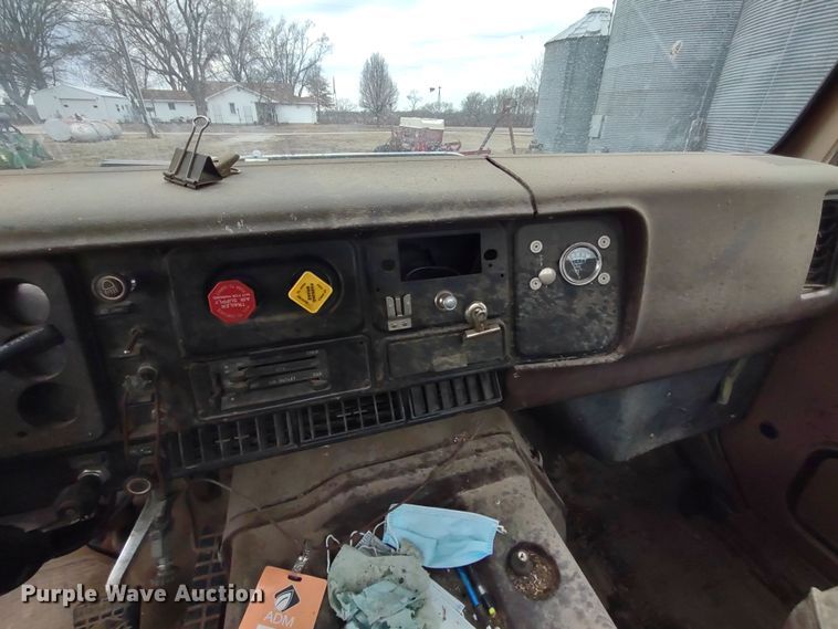 image for item MD9298 1984 International S2375  semi truck