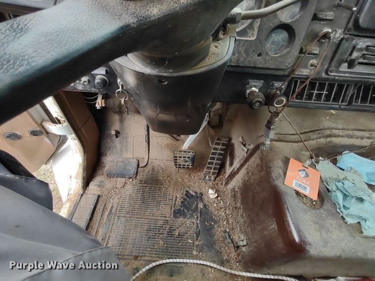 image for item MD9298 1984 International S2375  semi truck