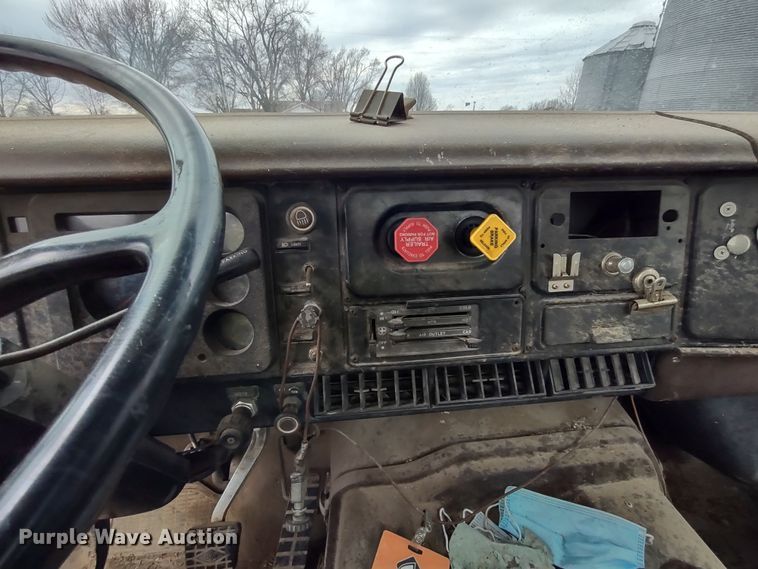 image for item MD9298 1984 International S2375  semi truck