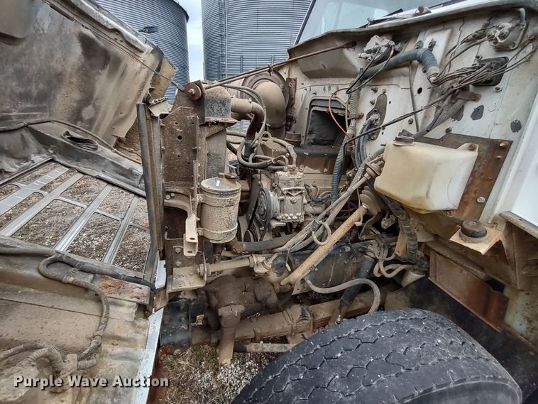 image for item MD9298 1984 International S2375  semi truck