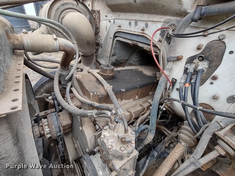 image for item MD9298 1984 International S2375  semi truck