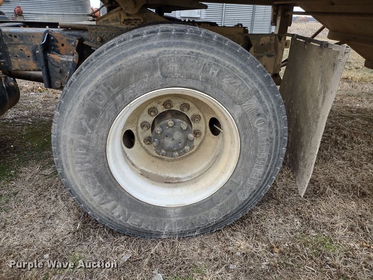 image for item MD9298 1984 International S2375  semi truck