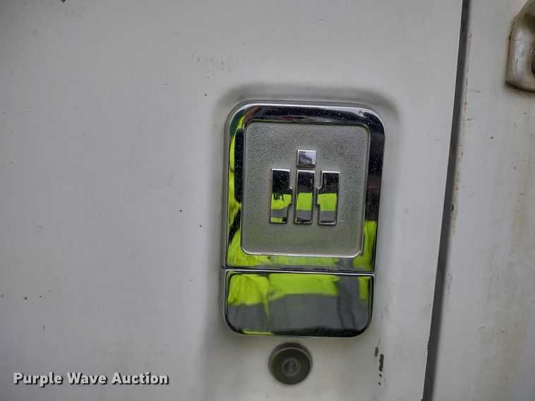 image for item MD9298 1984 International S2375  semi truck