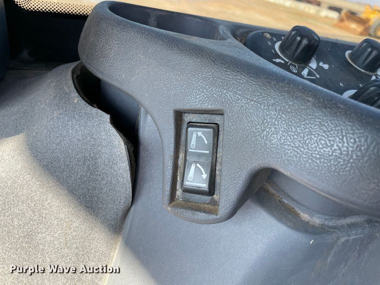 image for item MI9783 2000 New Holland TS100  tractor