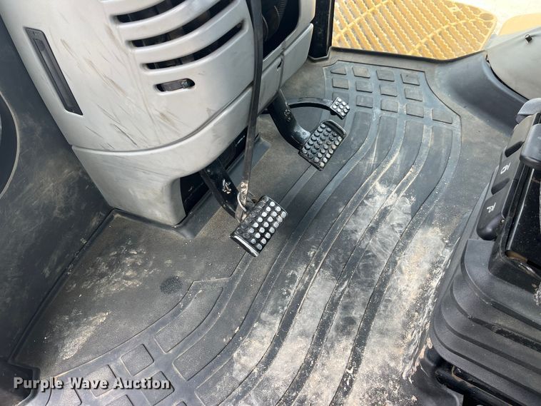 image for item MW9453 2006 Caterpillar Challenger MT865B tractor