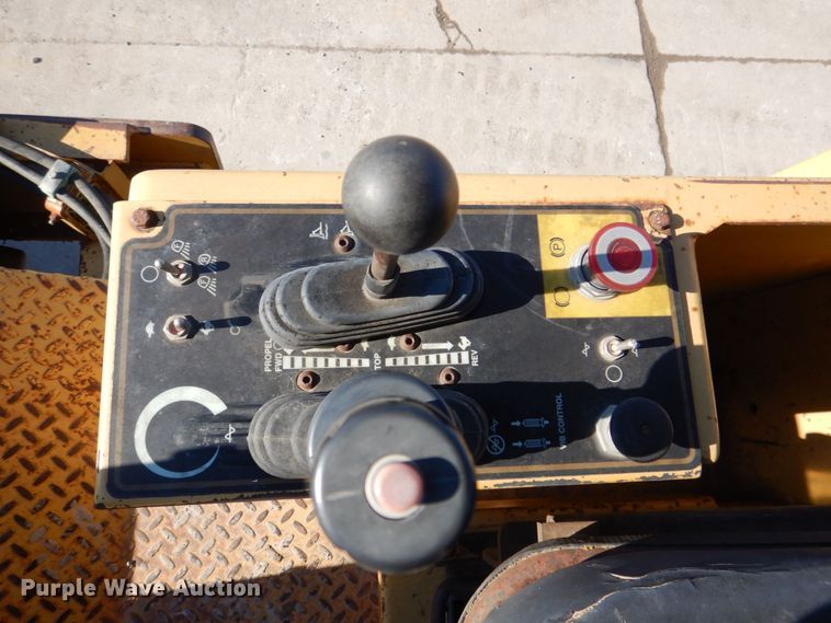 image for item DK5058 1999 Caterpillar CP433C  single drum vibratory roller