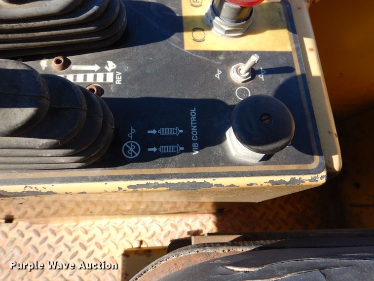 image for item DK5058 1999 Caterpillar CP433C  single drum vibratory roller