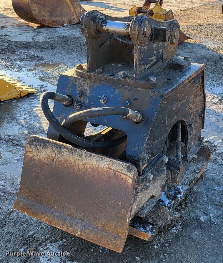 image for item DK5064 Caterpillar CVP75  excavator plate compactor