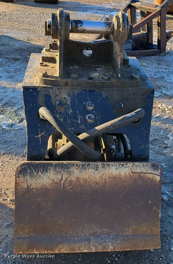 image for item DK5064 Caterpillar CVP75  excavator plate compactor