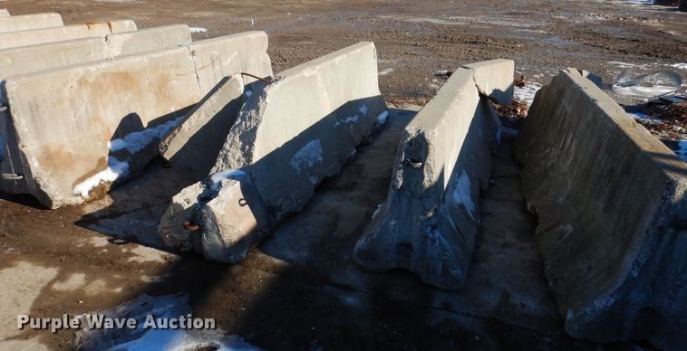 image for item DK5121 (10) concrete barriers