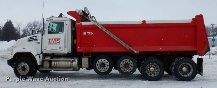 image for item AF9276 2014 Western Star 4700SF  dump truck