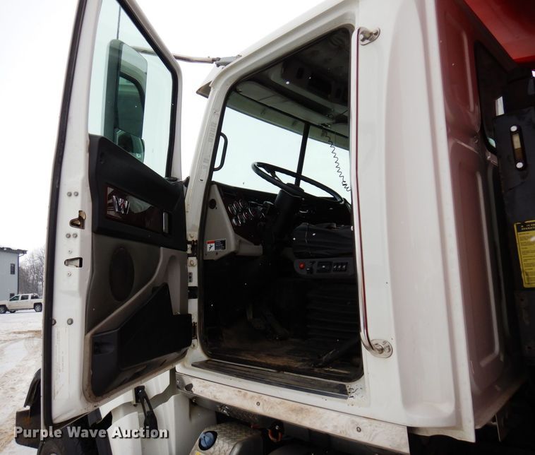 image for item AF9276 2014 Western Star 4700SF  dump truck
