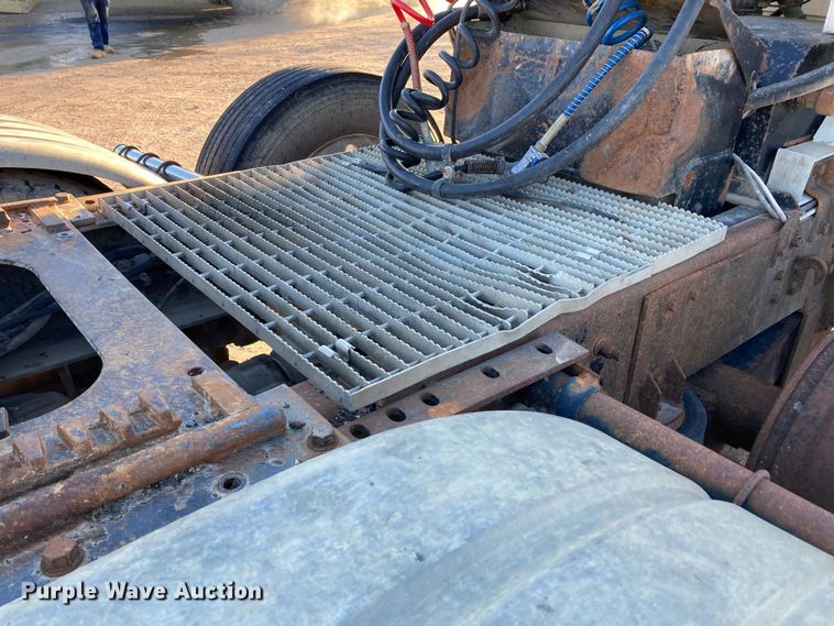 image for item DJ6150 1999 Mack CL713  semi truck