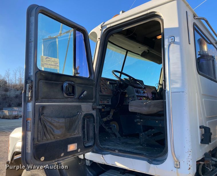 image for item DJ6150 1999 Mack CL713  semi truck