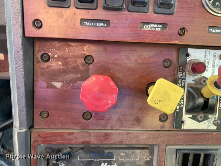 image for item DJ6150 1999 Mack CL713  semi truck