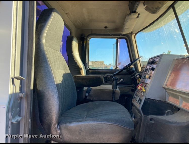 image for item DJ6150 1999 Mack CL713  semi truck