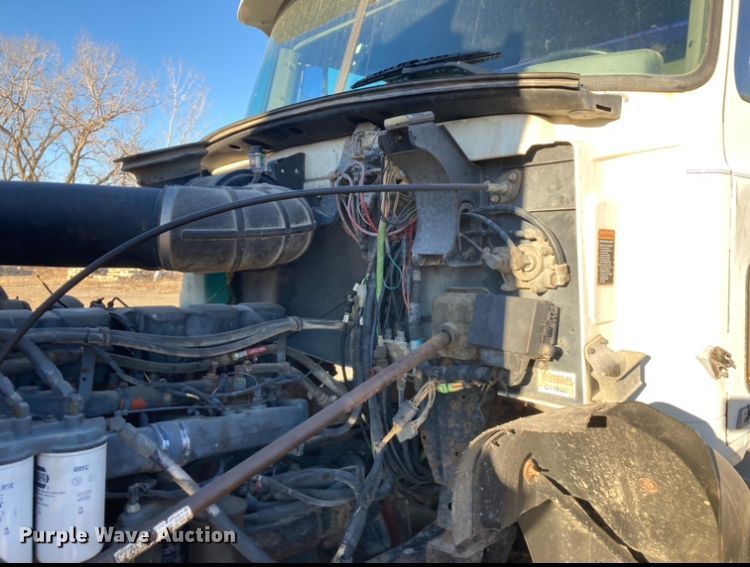 image for item DJ6150 1999 Mack CL713  semi truck