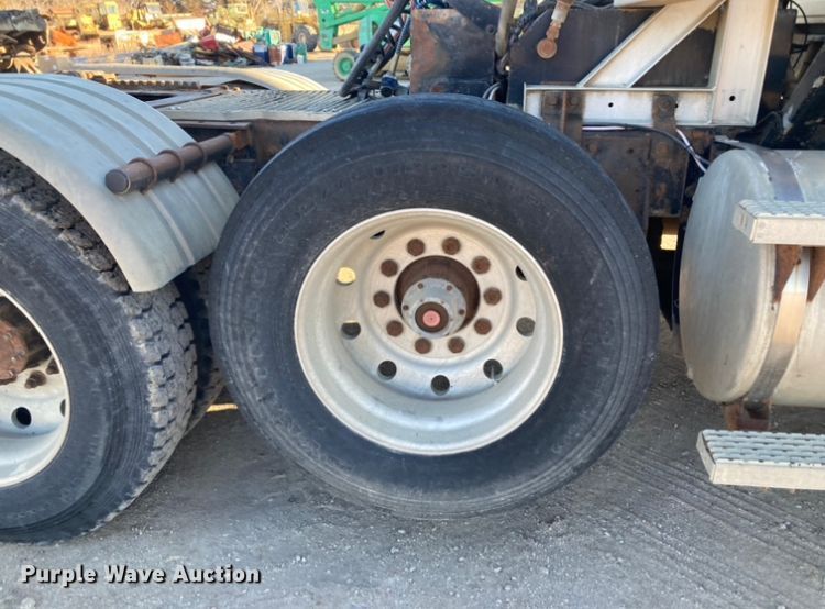 image for item DJ6150 1999 Mack CL713  semi truck