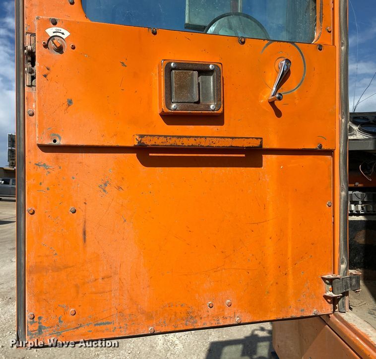 image for item DL7009 1999 Ottawa 30  yard truck