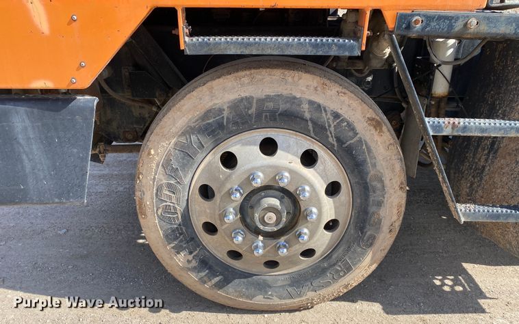 image for item DL7009 1999 Ottawa 30  yard truck