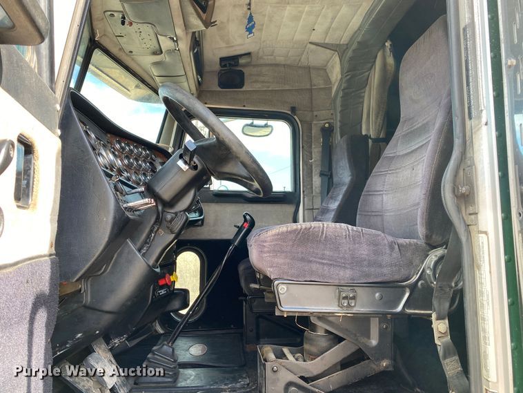 image for item DL7011 2001 Peterbilt 379  semi truck