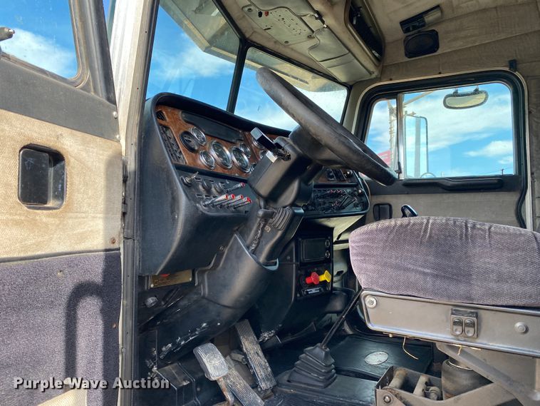 image for item DL7011 2001 Peterbilt 379  semi truck