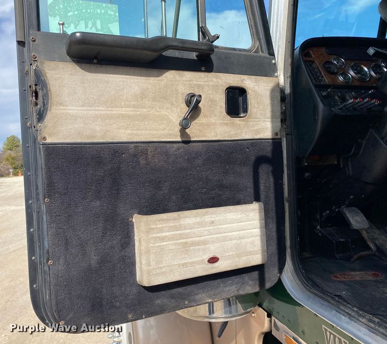 image for item DL7011 2001 Peterbilt 379  semi truck