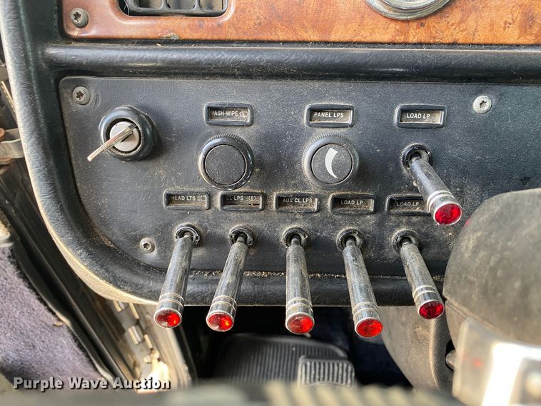 image for item DL7011 2001 Peterbilt 379  semi truck