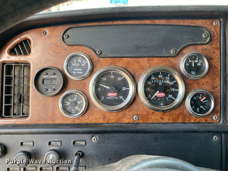 image for item DL7011 2001 Peterbilt 379  semi truck