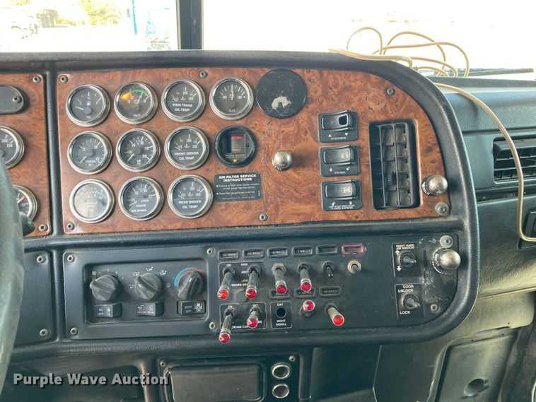 image for item DL7011 2001 Peterbilt 379  semi truck