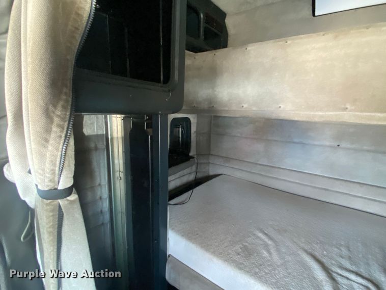 image for item DL7011 2001 Peterbilt 379  semi truck