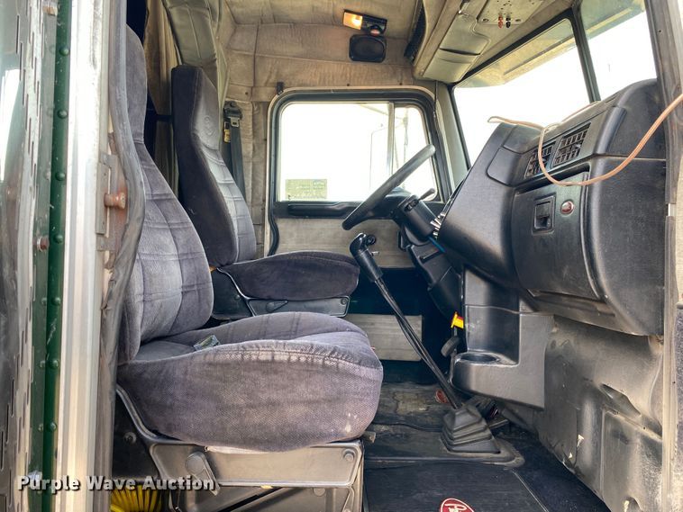 image for item DL7011 2001 Peterbilt 379  semi truck