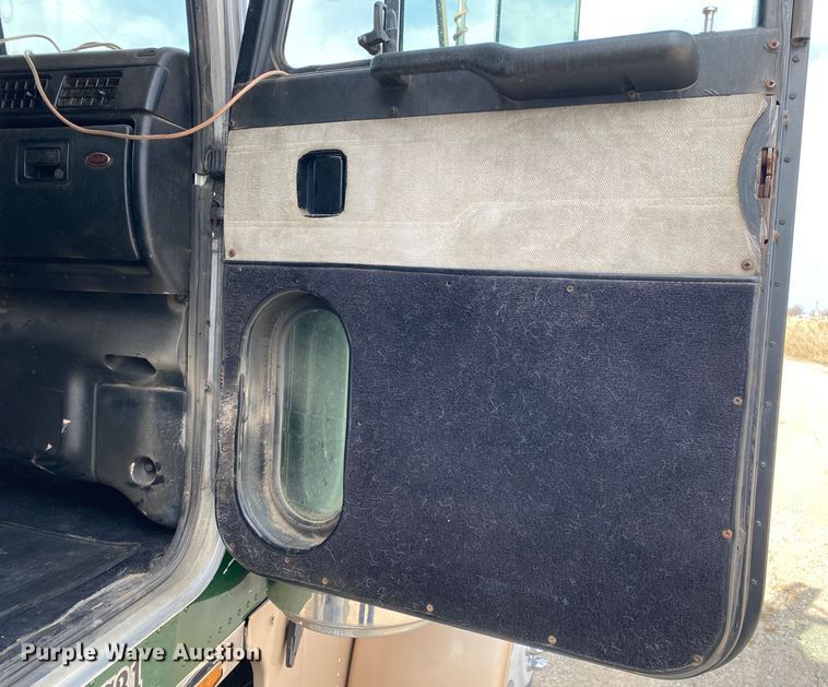 image for item DL7011 2001 Peterbilt 379  semi truck