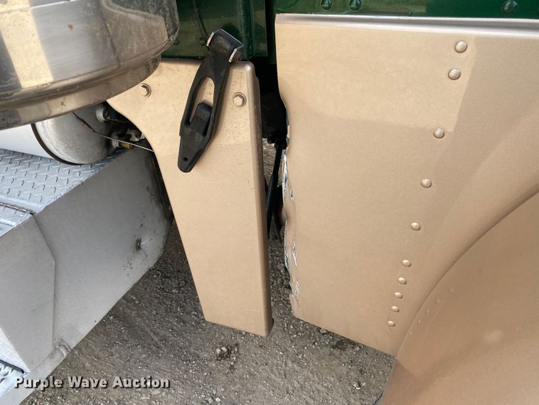 image for item DL7011 2001 Peterbilt 379  semi truck