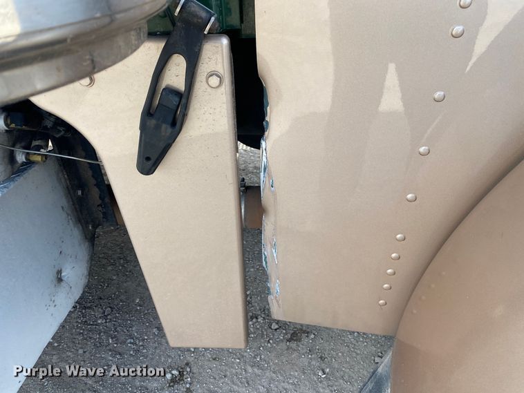 image for item DL7011 2001 Peterbilt 379  semi truck