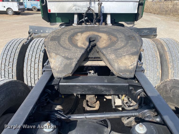 image for item DL7011 2001 Peterbilt 379  semi truck