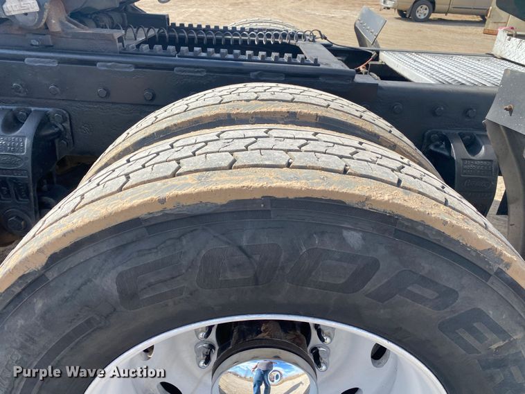 image for item DL7011 2001 Peterbilt 379  semi truck