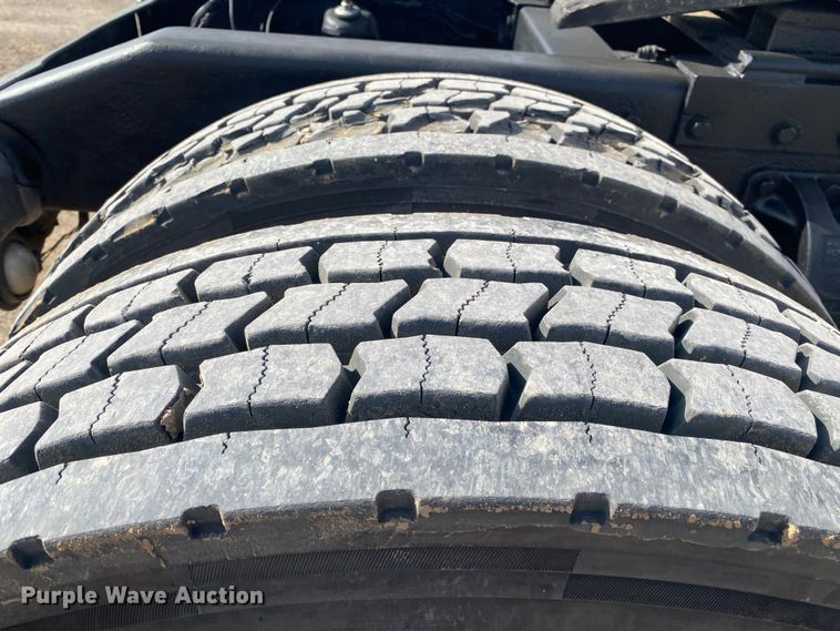 image for item DL7011 2001 Peterbilt 379  semi truck