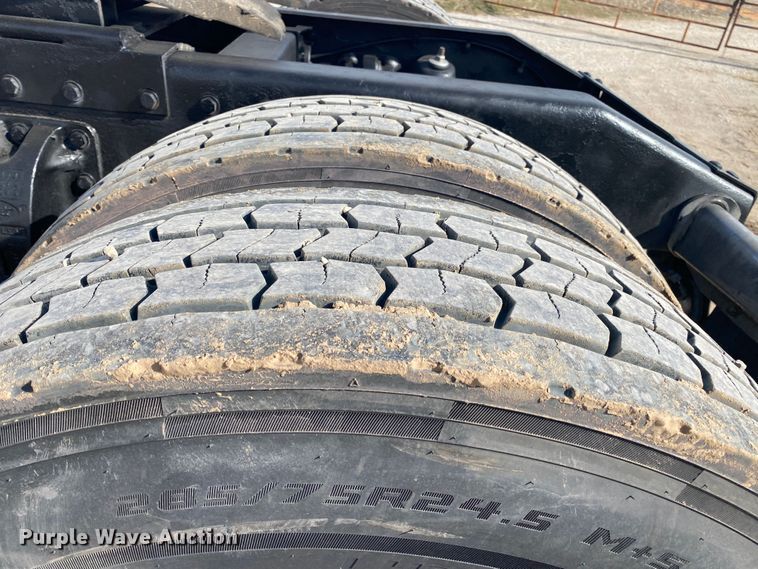 image for item DL7011 2001 Peterbilt 379  semi truck