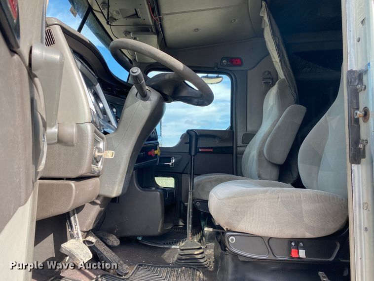 image for item DL7012 2007 Kenworth T600  semi truck