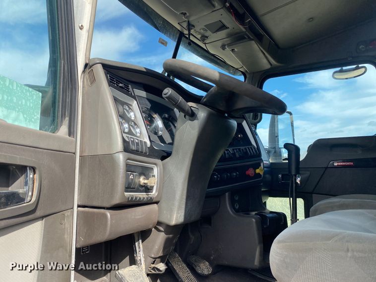 image for item DL7012 2007 Kenworth T600  semi truck