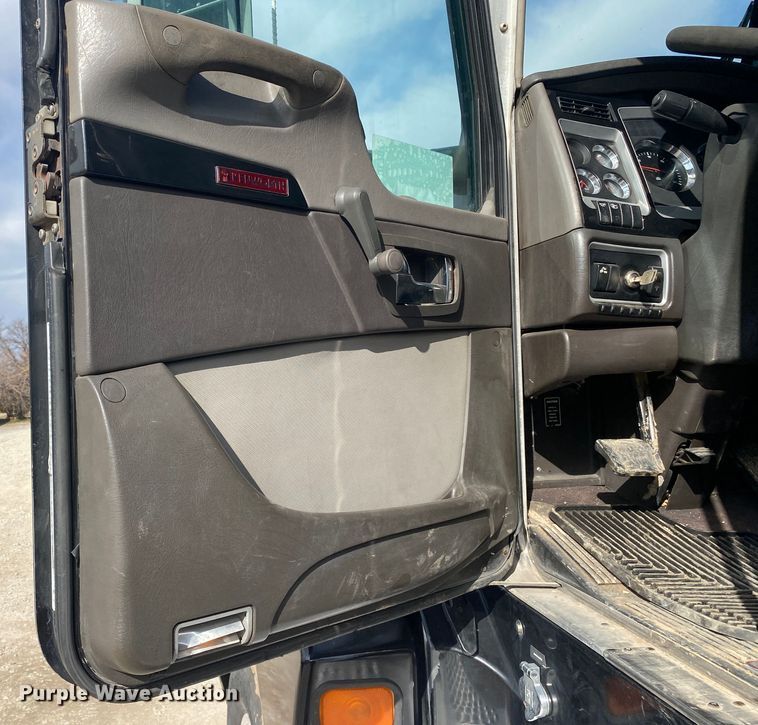 image for item DL7012 2007 Kenworth T600  semi truck