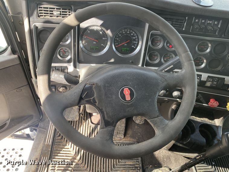 image for item DL7012 2007 Kenworth T600  semi truck