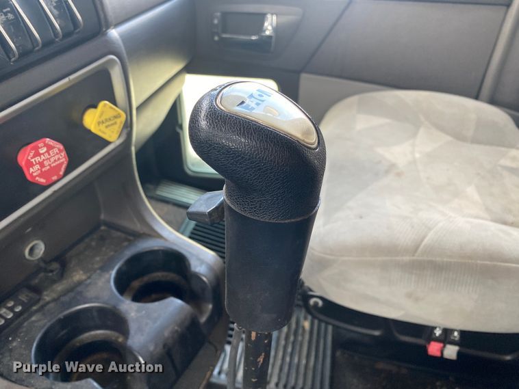 image for item DL7012 2007 Kenworth T600  semi truck