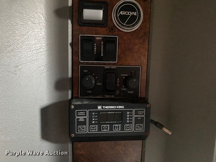 image for item DL7012 2007 Kenworth T600  semi truck