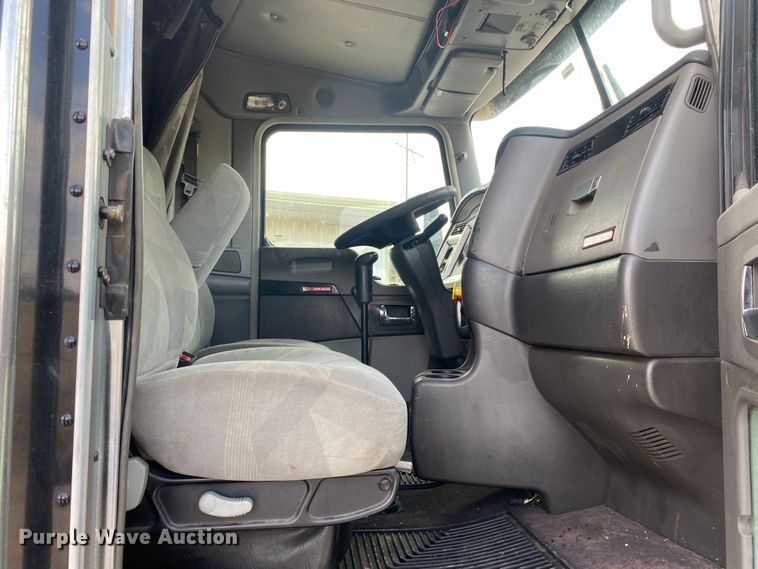image for item DL7012 2007 Kenworth T600  semi truck
